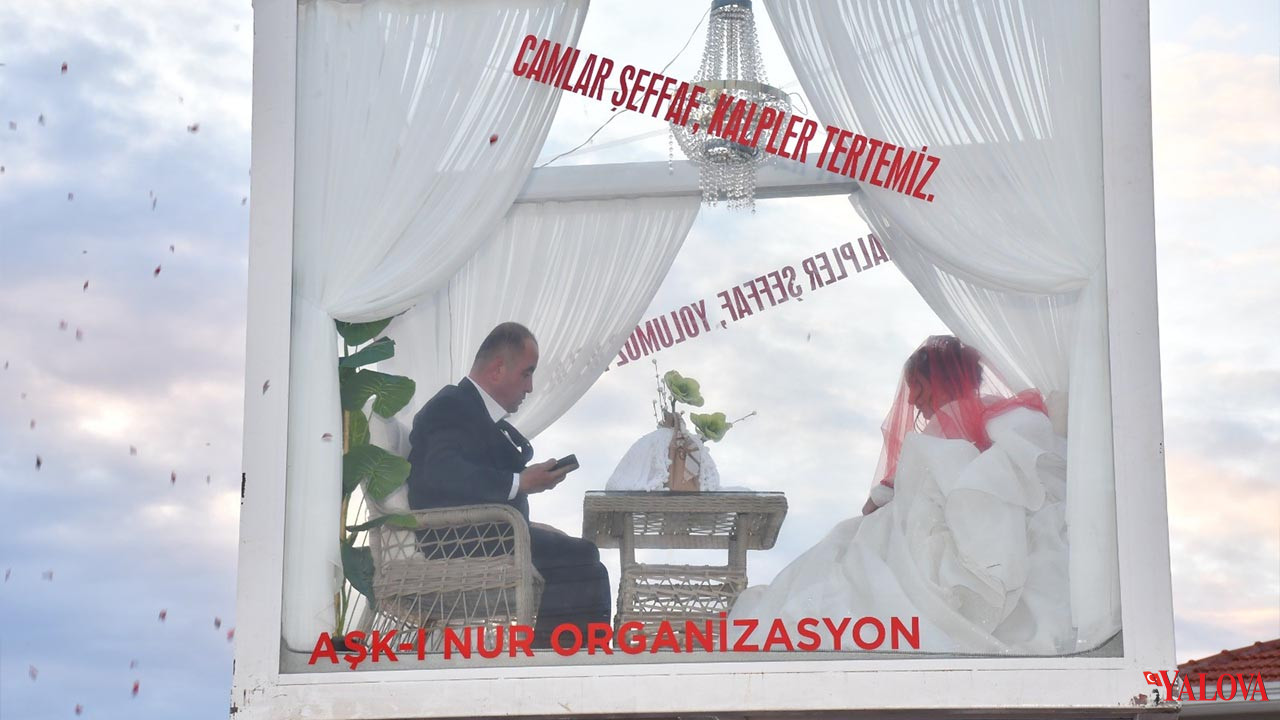 Fethiye’de Sıra Dışı Düğün Gelin Ve Damat Cam Vitrinde (2)