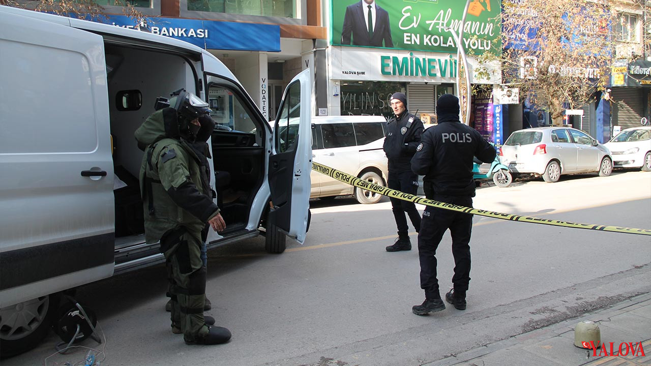 Şüpheli Çanta Fünye Ile Patlatıldı (3)