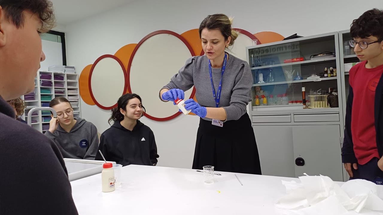 Ted Koleji Öğrencileri Laboratuvarda Kimyasal Tepkimeleri Deneyimledi (3)