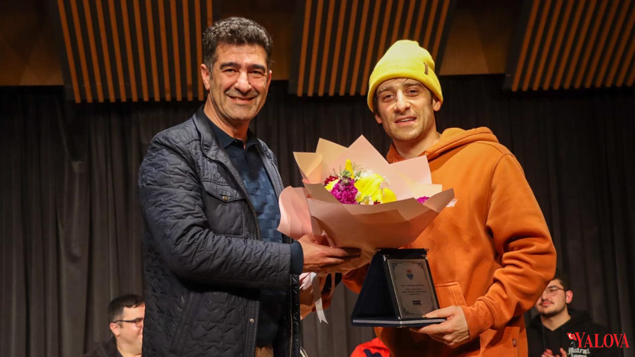 Yalova Belediye Harika Seyler Listesi Bora Aktas Tiyatro Oyun (1)