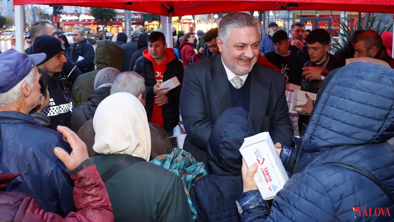 Yalova Belediyesi Baskan Vatandas Regaip Kandili Simit Dagitma (4)