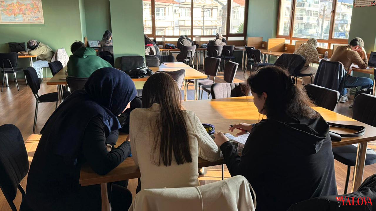 Yalova Belediyesi Kent Kutuphane Gencler Calisma Bulusma (1)
