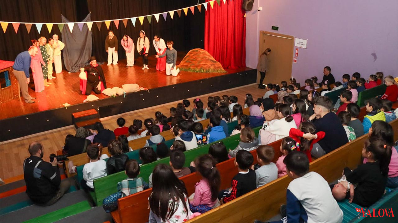 Yalova Beledi̇yesi̇’nden Mi̇ni̇klere Ti̇yatro Keyfi̇ (2)