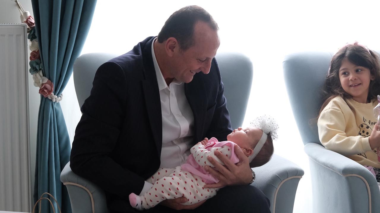 Yalova Ciftlikkoy Belediye Baskan Sosyal Hizmet Mudurluk Hosgeldin Bebek Vatandas Ziyaretler Hediye (2)