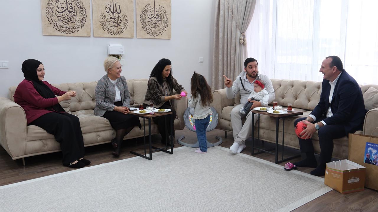 Yalova Ciftlikkoy Belediye Baskan Sosyal Hizmet Mudurluk Hosgeldin Bebek Vatandas Ziyaretler Hediye (3)