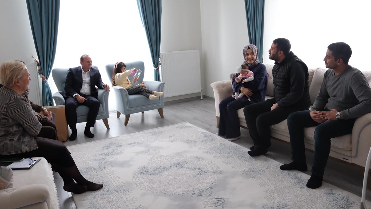 Yalova Ciftlikkoy Belediye Baskan Sosyal Hizmet Mudurluk Hosgeldin Bebek Vatandas Ziyaretler Hediye (4)
