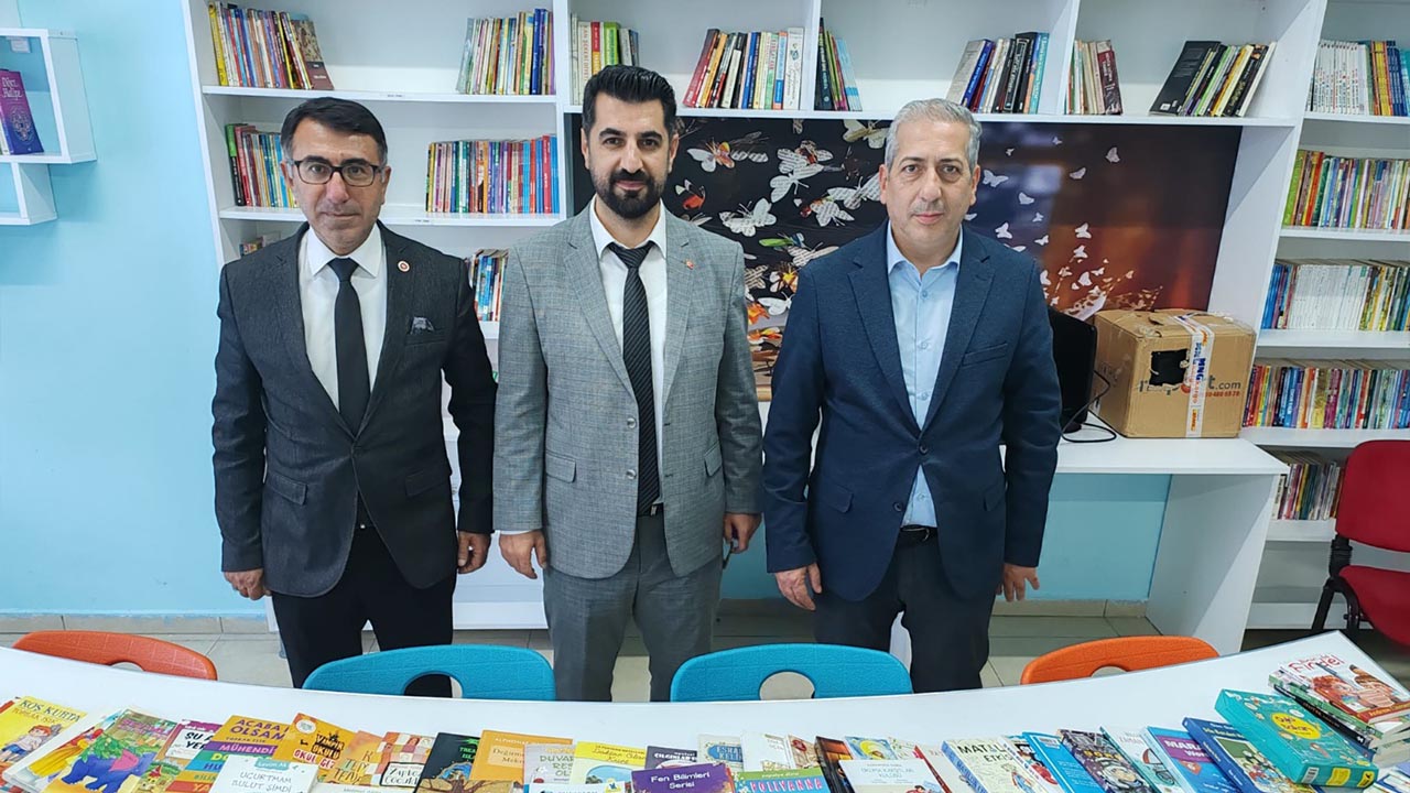 Yalova Emekli Astsubaylar Dernegi Altinova Ilkokul Sehitler Kutuphane Kitap Hediye (1)