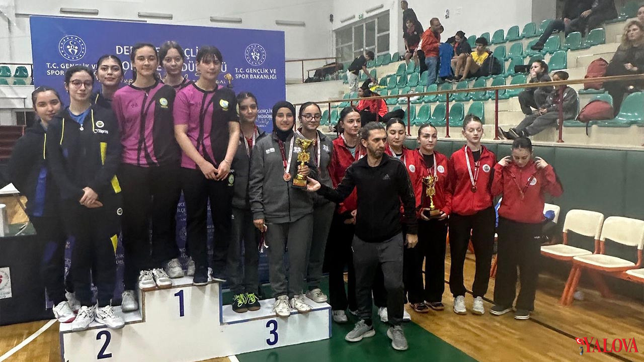Yalova Beledi̇yespor Masa Teni̇si̇nde Bölge 3.’Lüğü Elde Etti̇ (2)