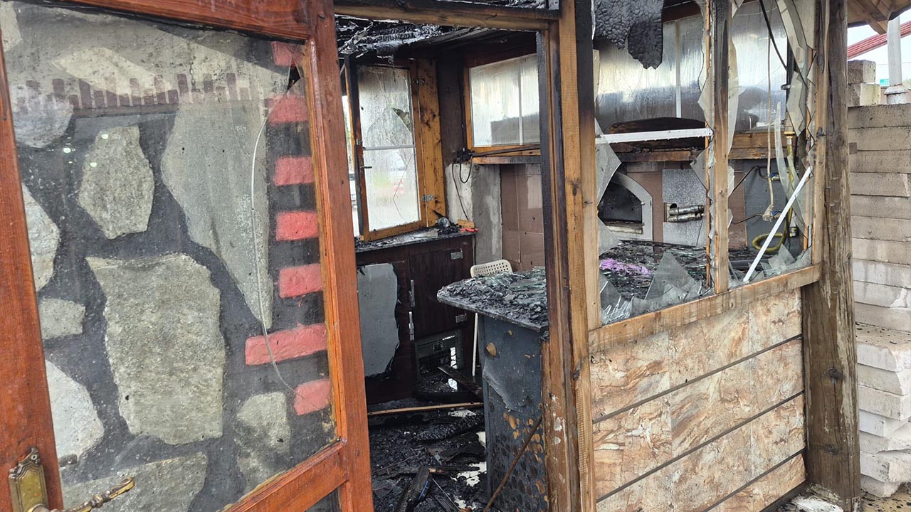 Bir Anda Alev Aldı Hersek Mahallesi’nde Baraka Yandı (3)