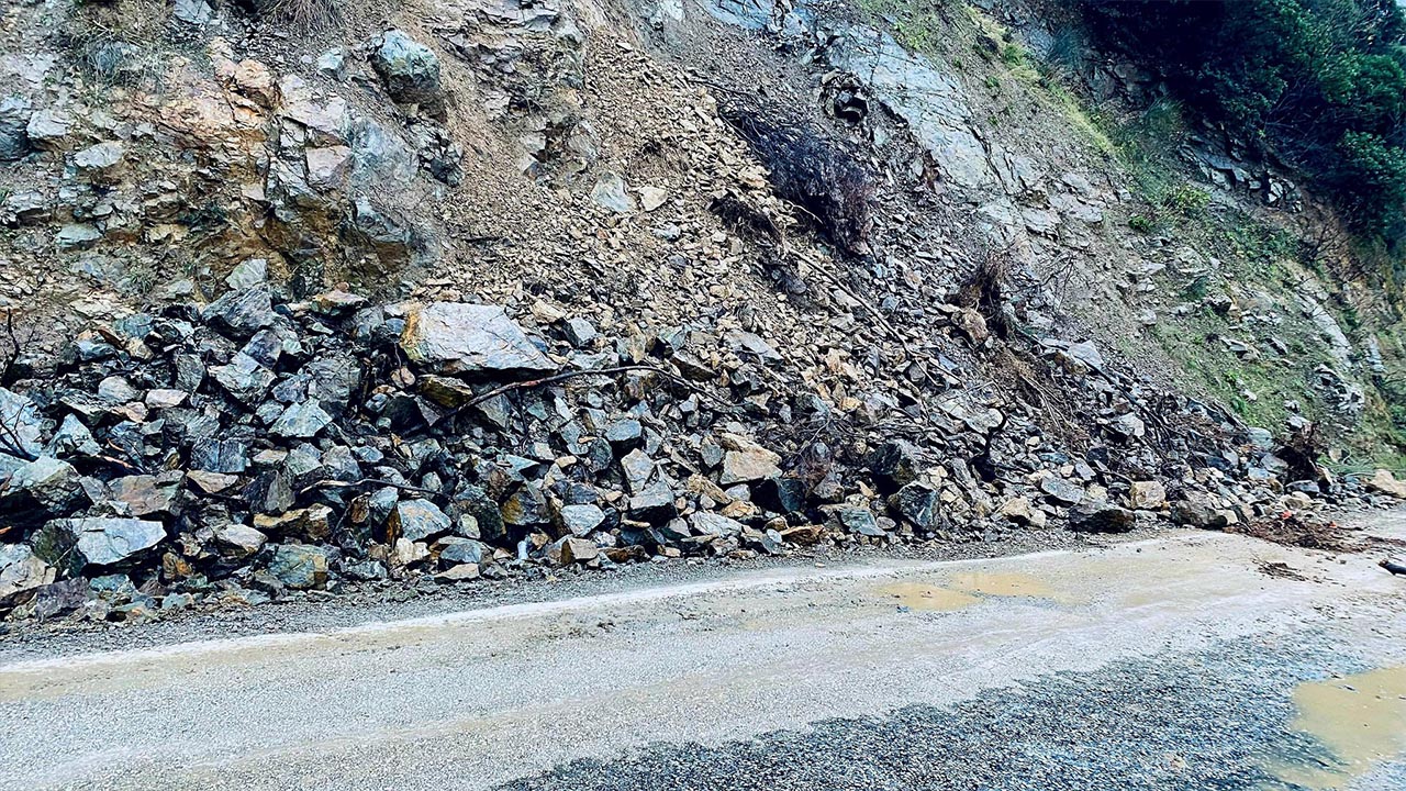 Esenköy–Armutlu Yolunda Heyelan (3)