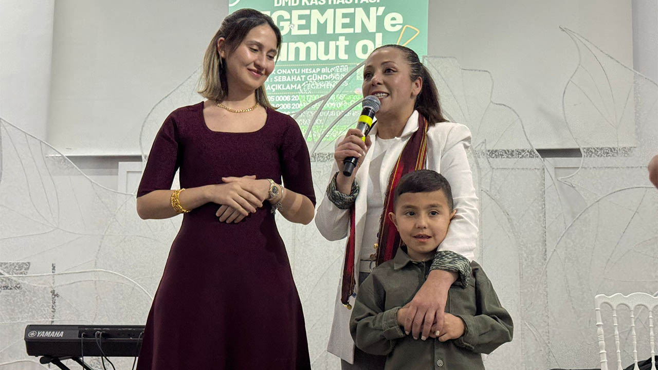 Kadınlar Egemen İçin Kenetlendi Bir Gecede 800 Bin Tl Bağış Toplandı (1)