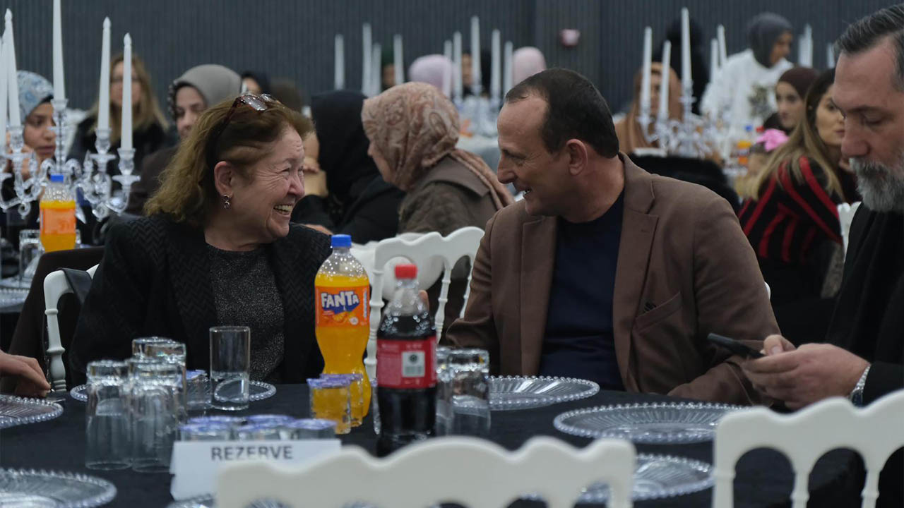 Kadınlar Egemen İçin Kenetlendi Bir Gecede 800 Bin Tl Bağış Toplandı (6)