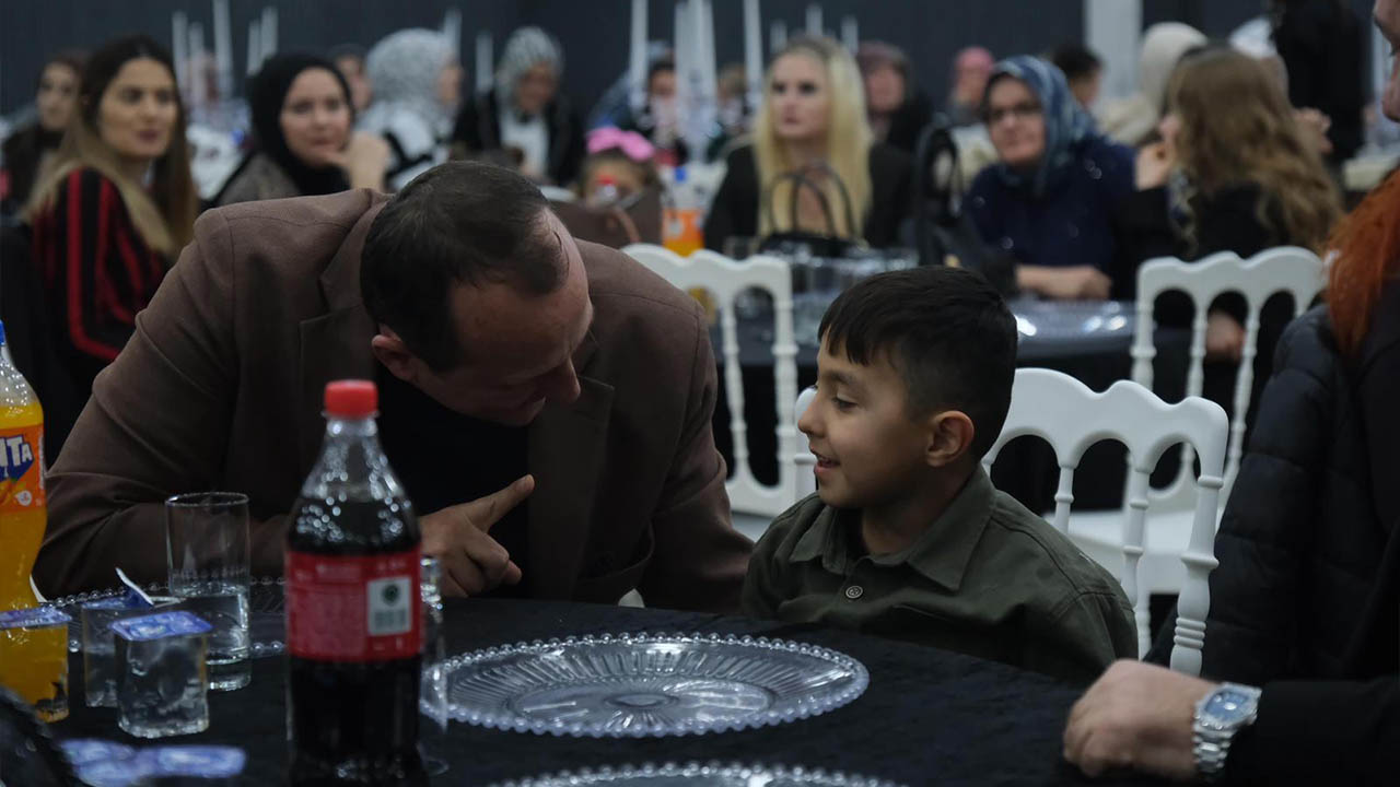 Kadınlar Egemen İçin Kenetlendi Bir Gecede 800 Bin Tl Bağış Toplandı (7)