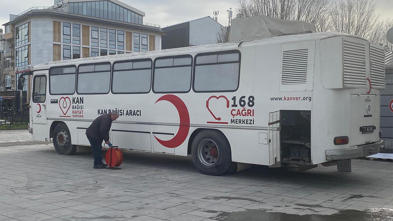 Kızılay’ın Mobil Kan Bağış Aracı Yer Değiştirdi (1)