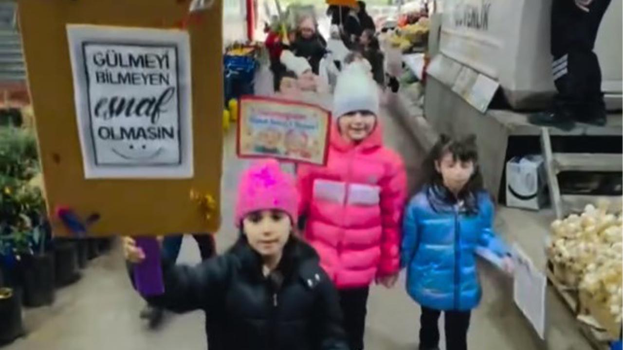 Öğrenciler Ellerindeki Kartonlarla Selam Dağıttı (1)