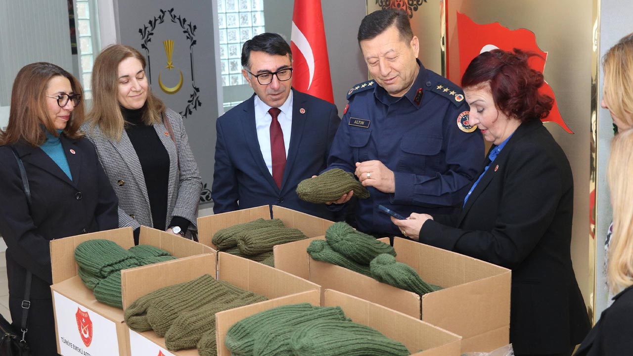 Temad Yalova Kadın Kolları, Askerlere Bere Ve Boyunluk Gönderdi (4)