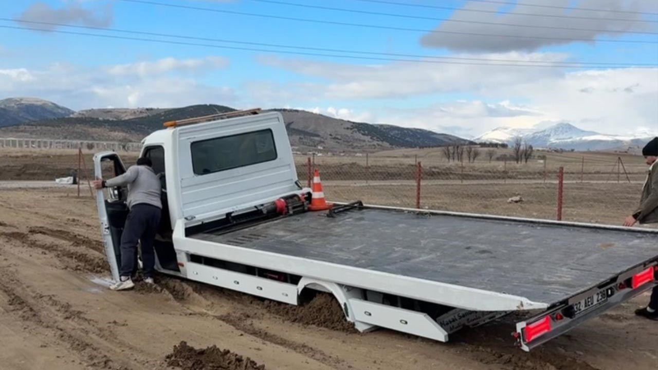 Çamura Saplanan Çekiciyi Kurtarmaya Giden Çekicilerde Mahsur Kaldı Haber (4)