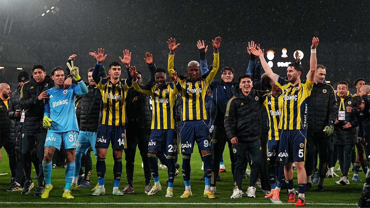 Fenerbahçe, Kupayı Kaldırdı (1)