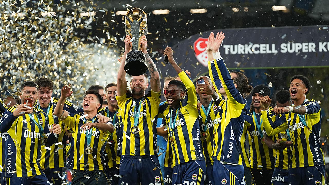Fenerbahçe, Kupayı Kaldırdı (5)