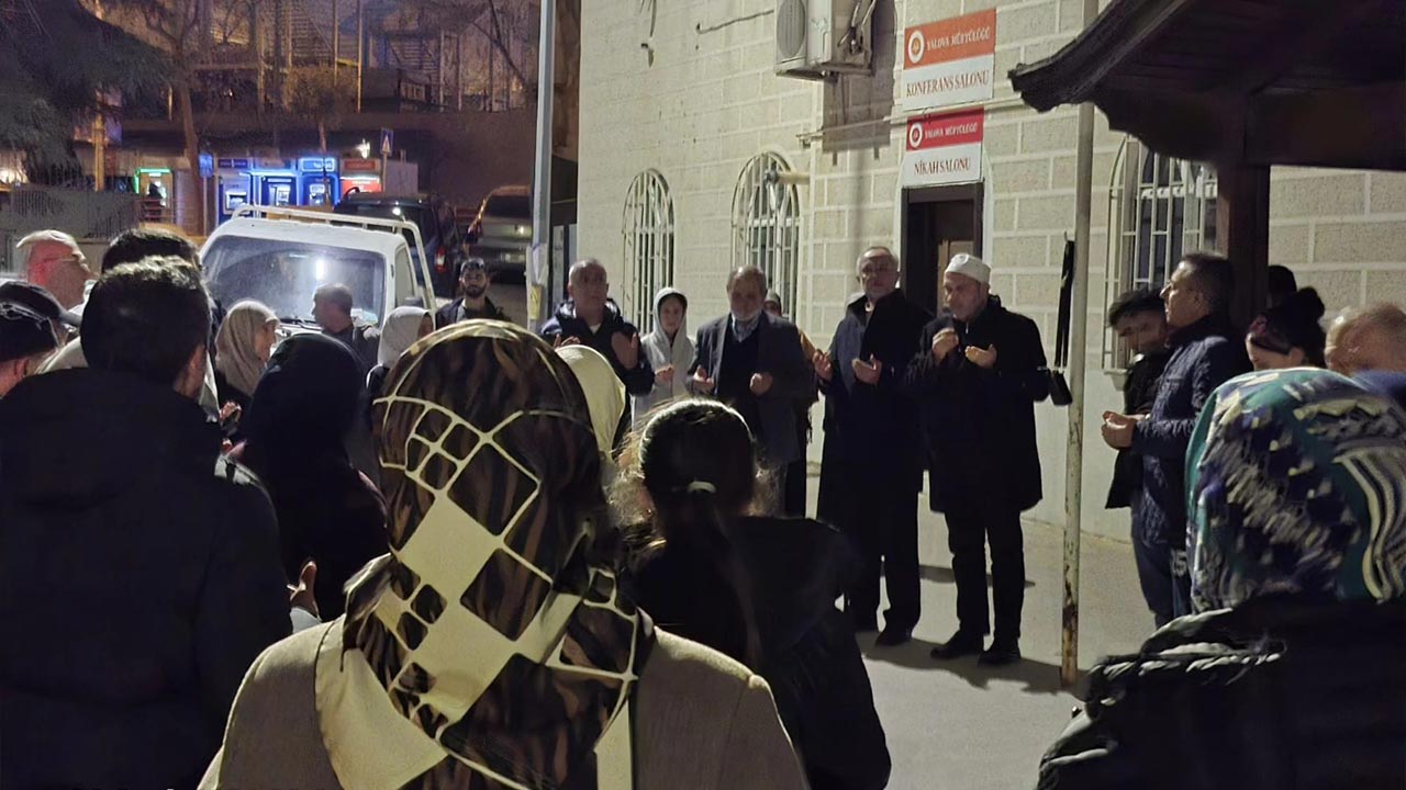 Umre Yolcuları Dualarla Kutsal Topraklara Uğurlandı (1)