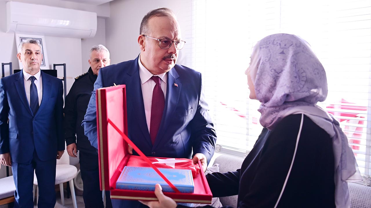 Vali Canbolat’tan Yalova Şehidine Taziye Ziyareti (2)
