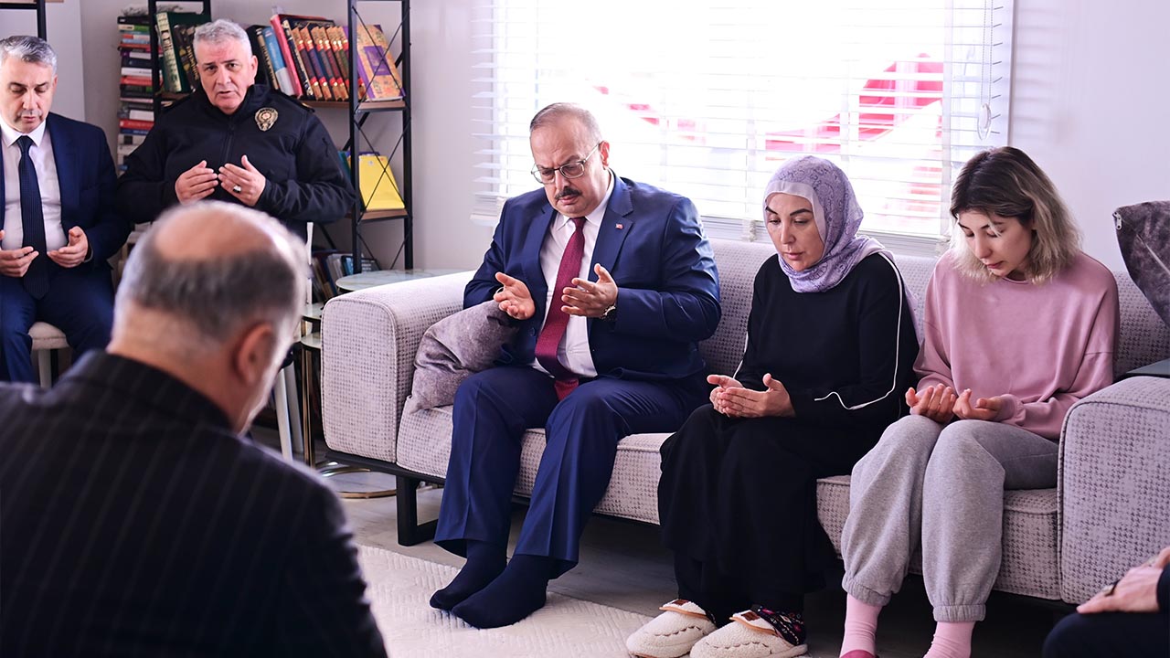 Vali Canbolat’tan Yalova Şehidine Taziye Ziyareti (3)