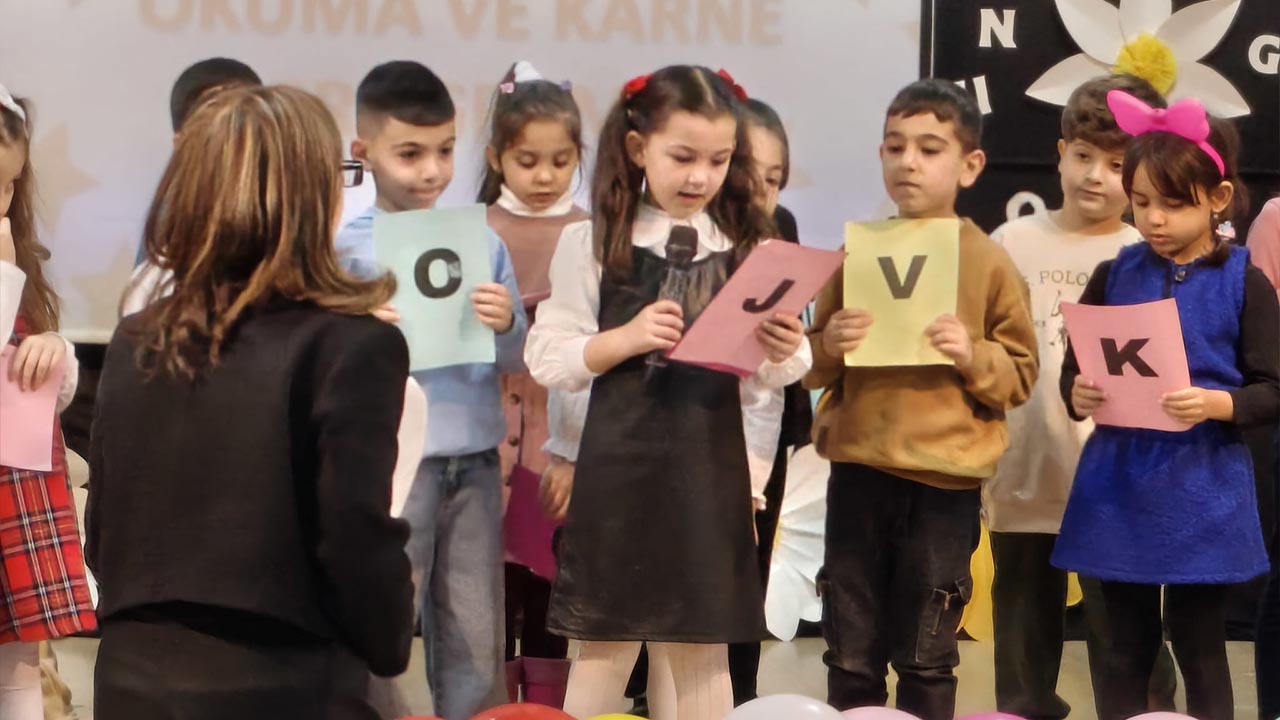 Yalova Atatürk İlkokulunda Minikler İlk Kez Karne Heyecanı Yaşadı (4)