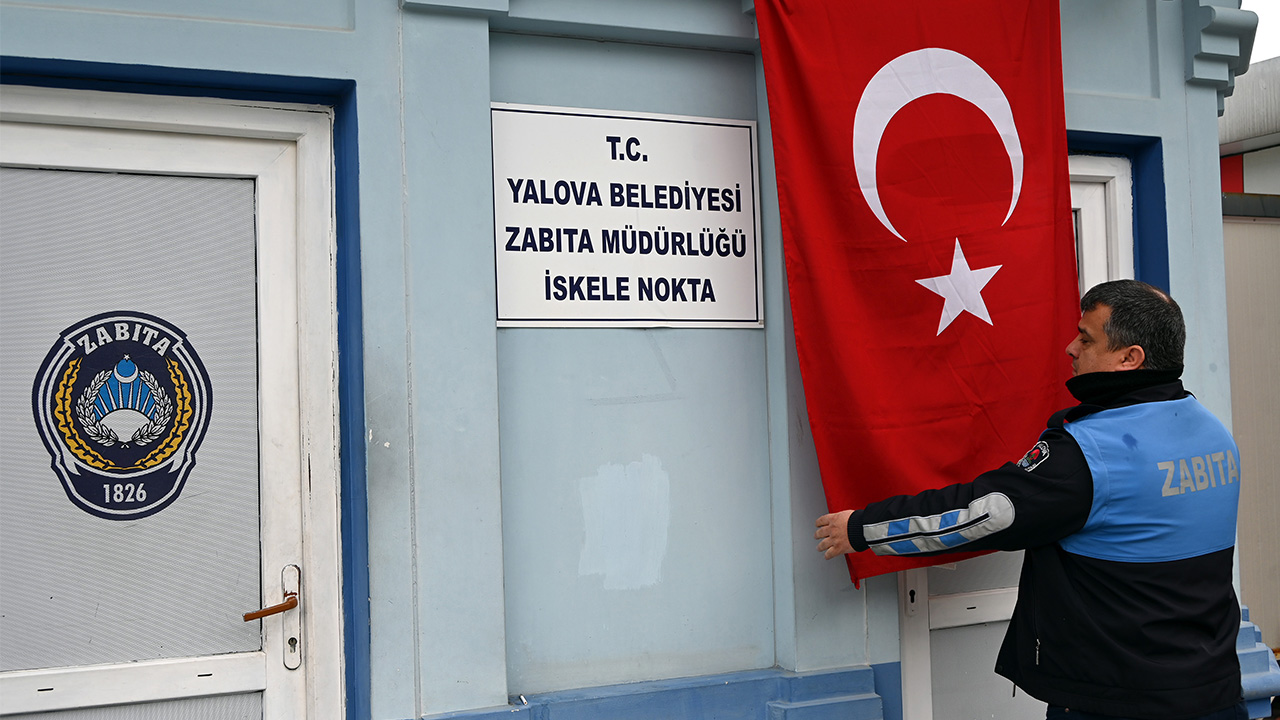 Yalova Belediyesi Bayrağına Sahip Çıkıyor (1)