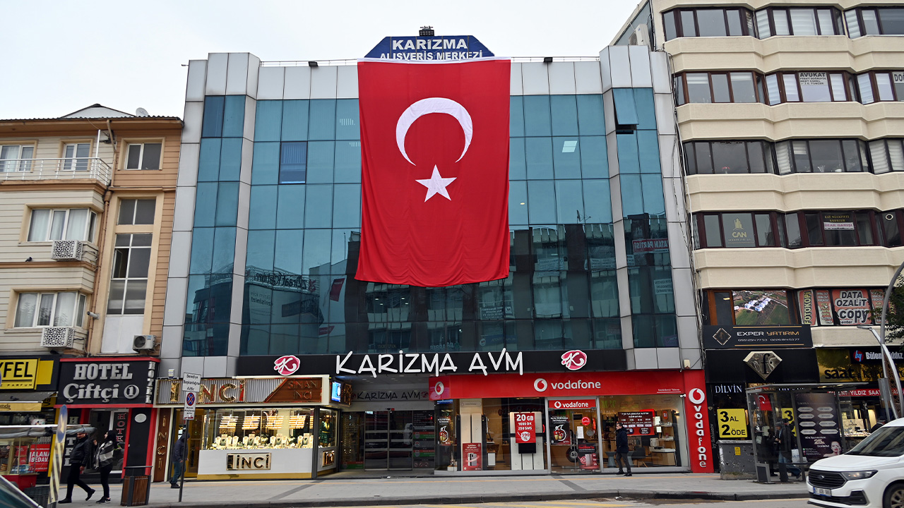 Yalova Belediyesi Bayrağına Sahip Çıkıyor (2)