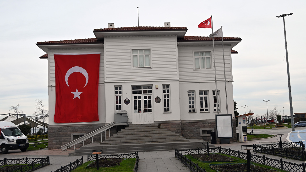 Yalova Belediyesi Bayrağına Sahip Çıkıyor (4)