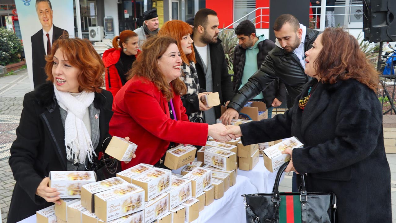 Yalova Belediyesi Kandil Simidi Ve Lokum Dağıttı (2)