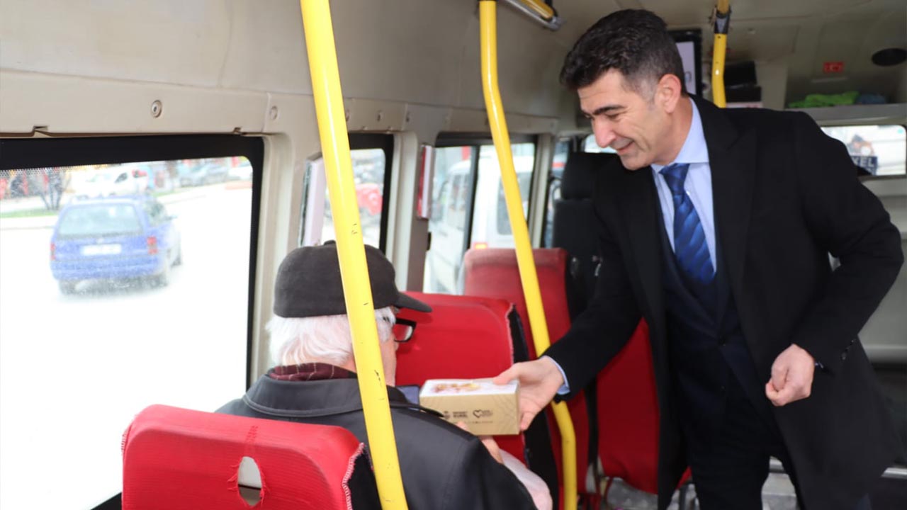 Yalova Belediyesi Kandil Simidi Ve Lokum Dağıttı (4)