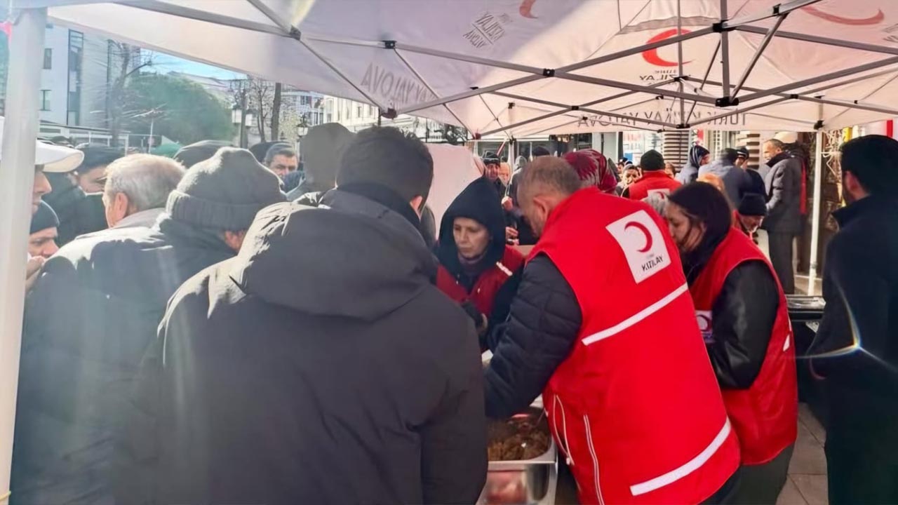 Yalova Turk Kizilay Sube Merkez Camii Sehitler Anma Helva Dagitma (5)