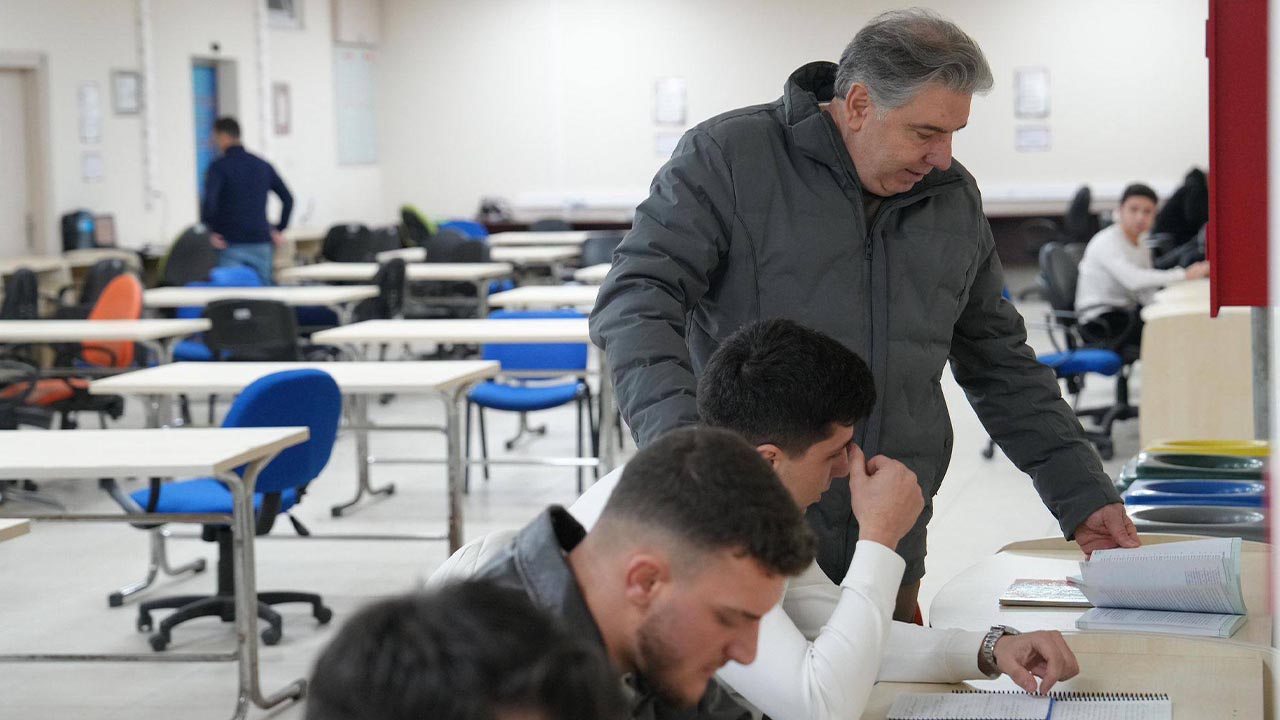 Yalova Universitesi Rektor Akademik Guz Donem Final Hafta Rektor Ogrenci Moral Ziyaret (1)