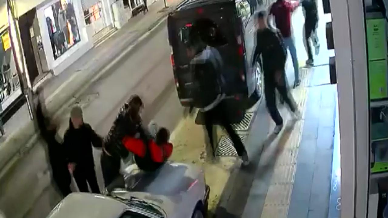 Yalova'da 9 Kişilik Grubun Esnafa Saldırdığı Anlar Kamerada (3)