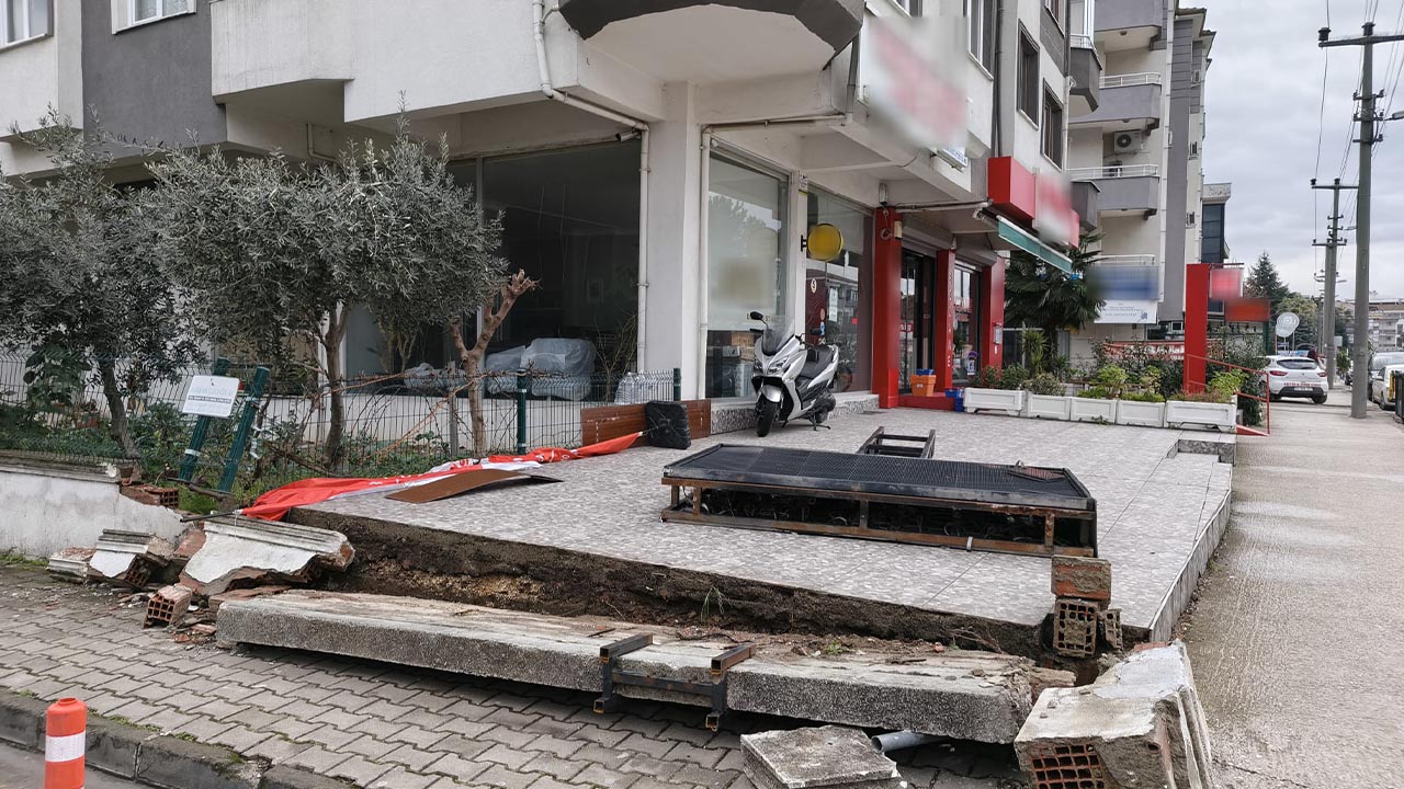 Yalova’da Devrilen Reklam Panosu Günlerdir Kaldırımda (3)