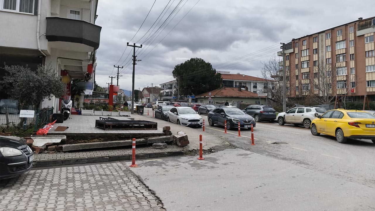 Yalova’da Devrilen Reklam Panosu Günlerdir Kaldırımda (4)