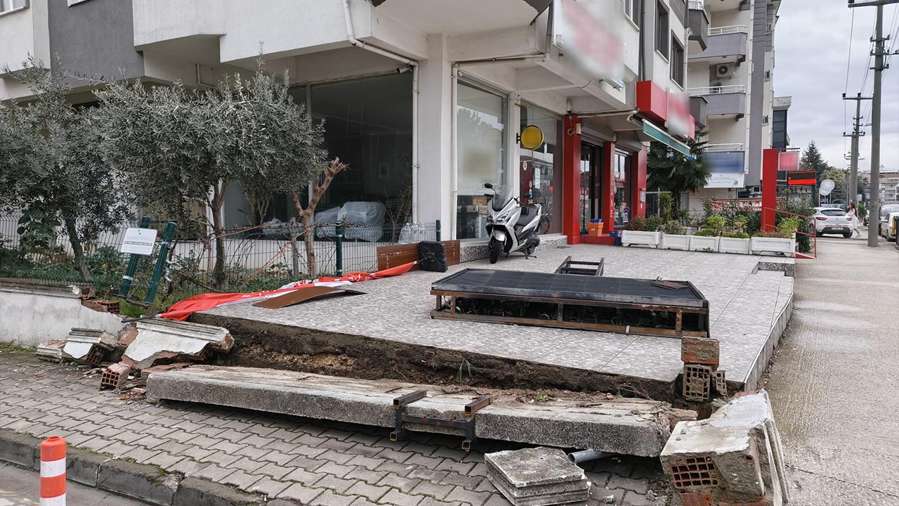 Yalova’da Devrilen Reklam Panosu Günlerdir Kaldırımda (5)