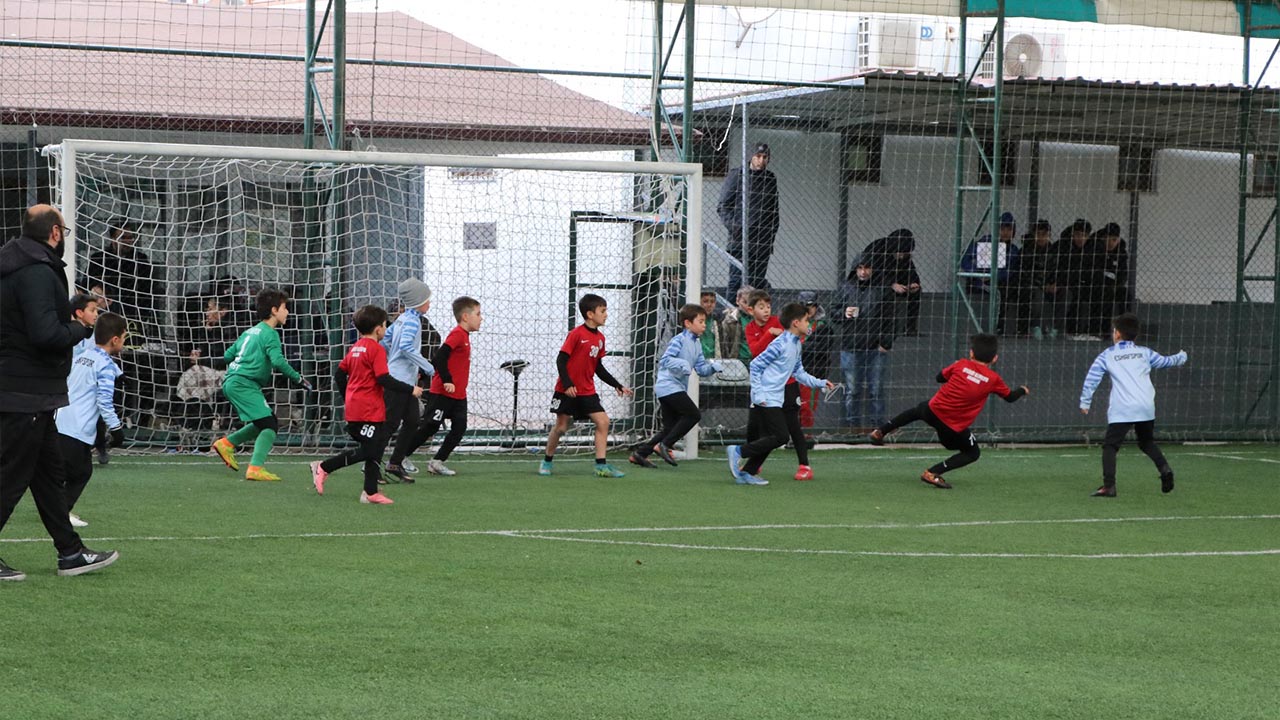 Çiftlikköy’de Minik Yıldızlar Sahaya Çıktı (5)