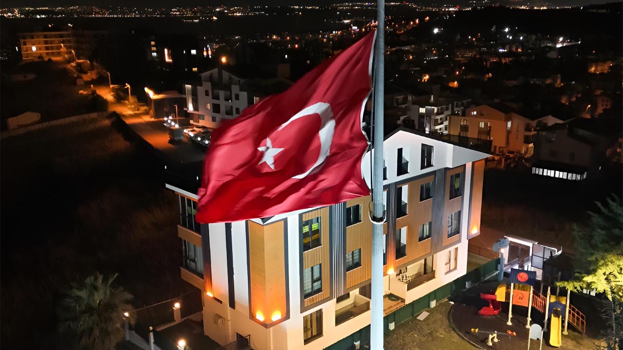 Ay Yıldız Bayraktepe ’De Işık Saçıyor (1)