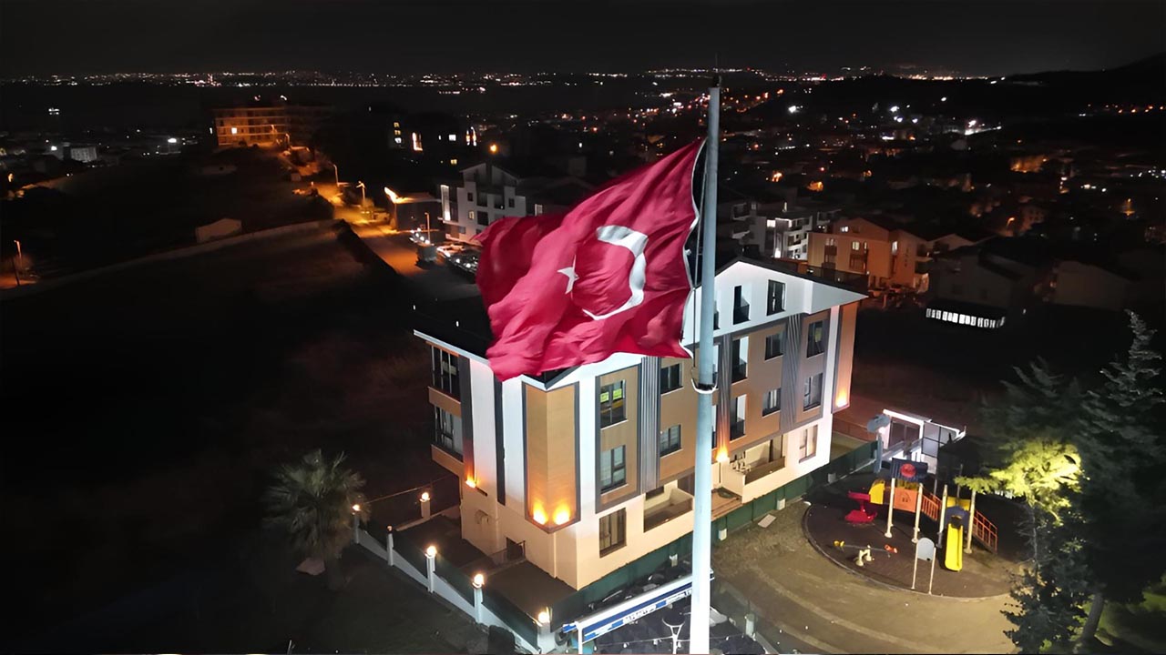 Ay Yıldız Bayraktepe ’De Işık Saçıyor (3)