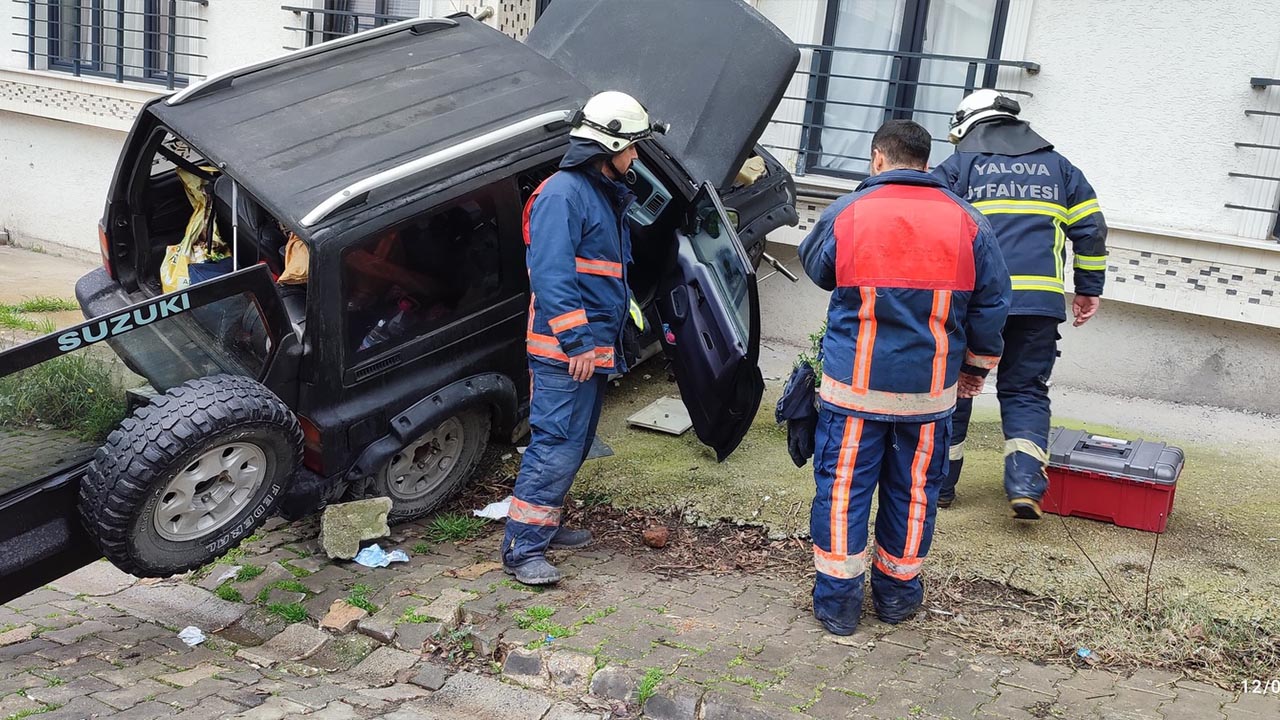 Bayraktepe Mahallesi’nde Trafik Kazası Yaralı Vatandaş Araçtan Kurtarıldı (2)
