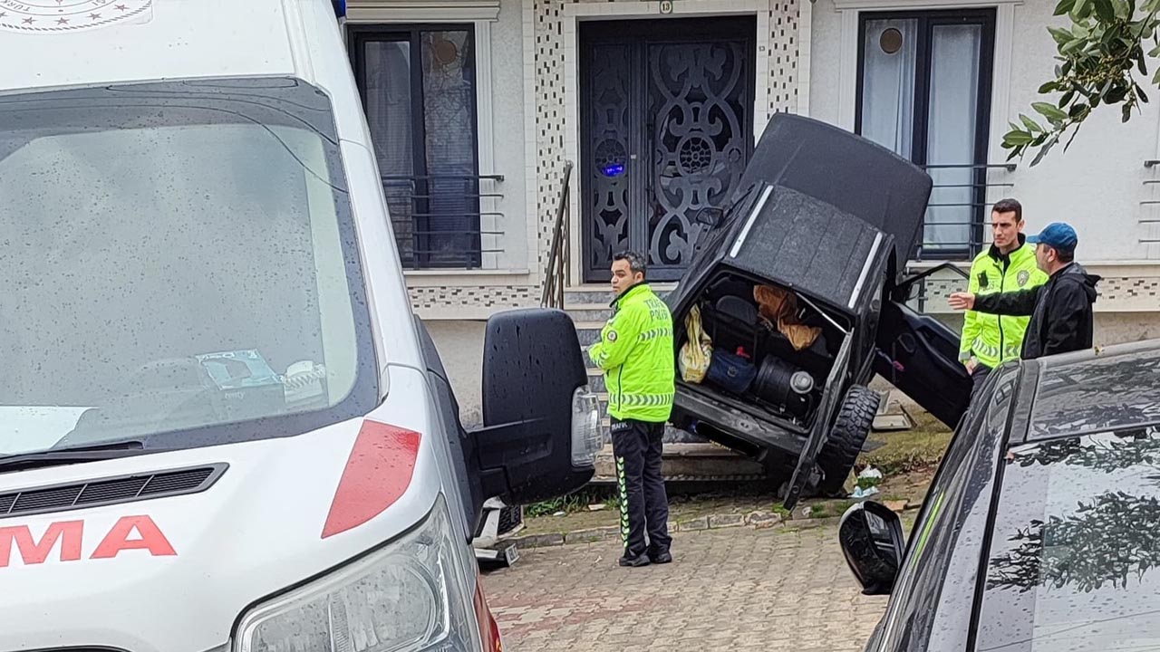 Bayraktepe Mahallesi’nde Trafik Kazası Yaralı Vatandaş Araçtan Kurtarıldı (3)