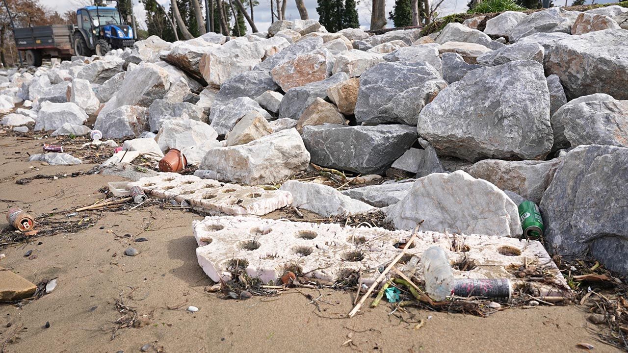 Doğu Sahi̇l Bandi Kumsalinda Kapsamli Temi̇zli̇k Çalişmasi Haber (2)