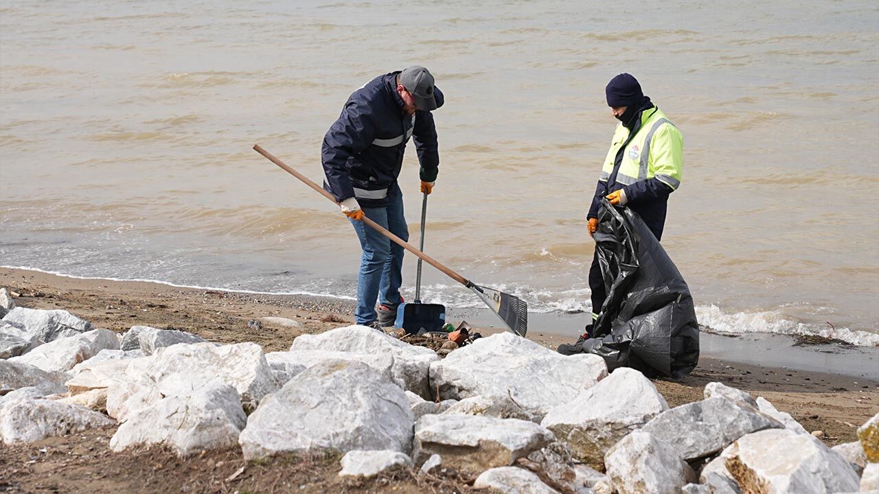 Doğu Sahi̇l Bandi Kumsalinda Kapsamli Temi̇zli̇k Çalişmasi Haber (3)
