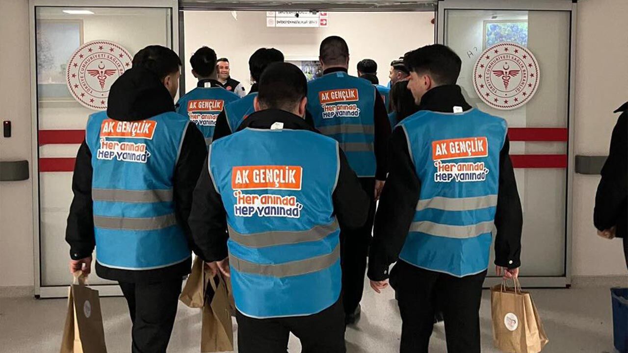 Gençler Sahurda Hastalara Ve Personele Moral Dağıttı (3)