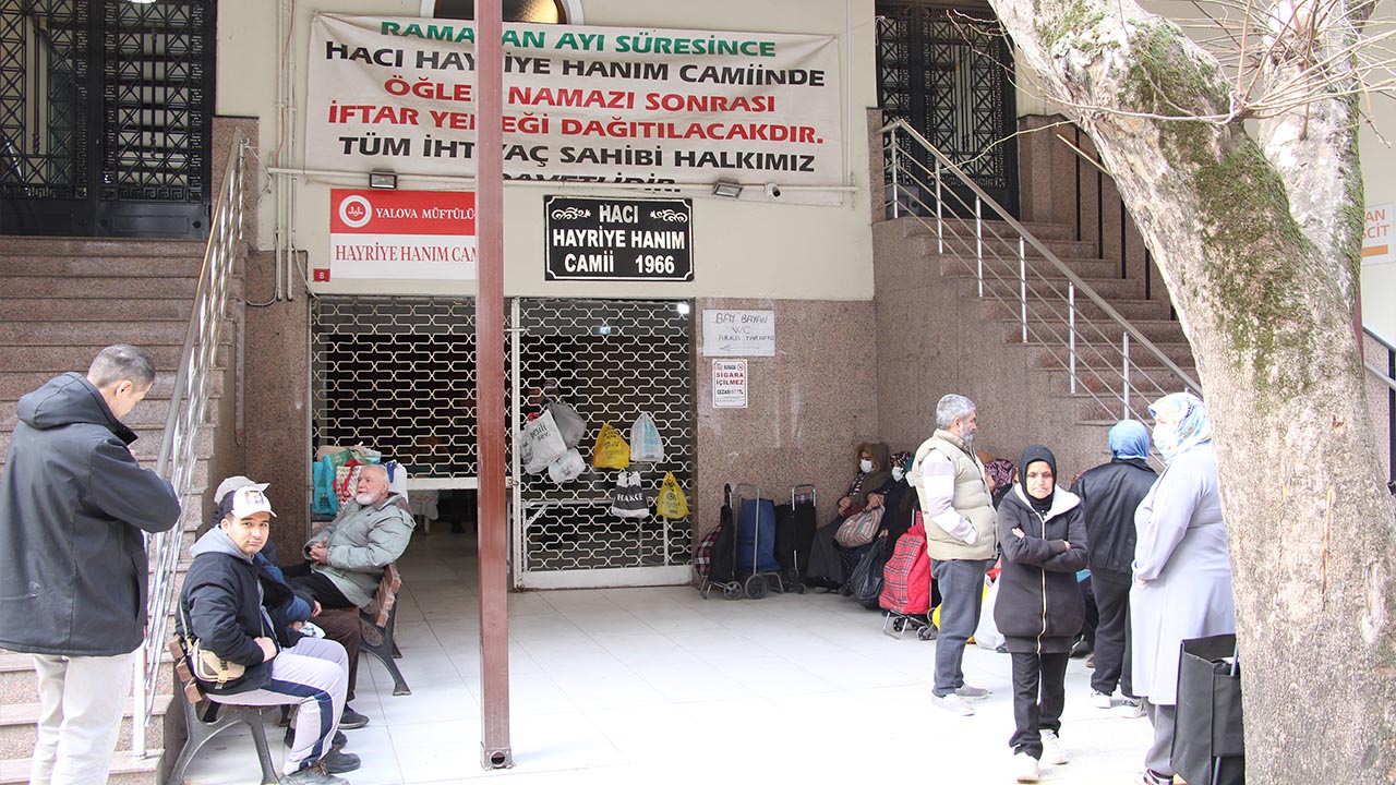 Yalova Hayriye Hanim Cami Ramazan Iftar Dagitma Gelenek Haber (8)