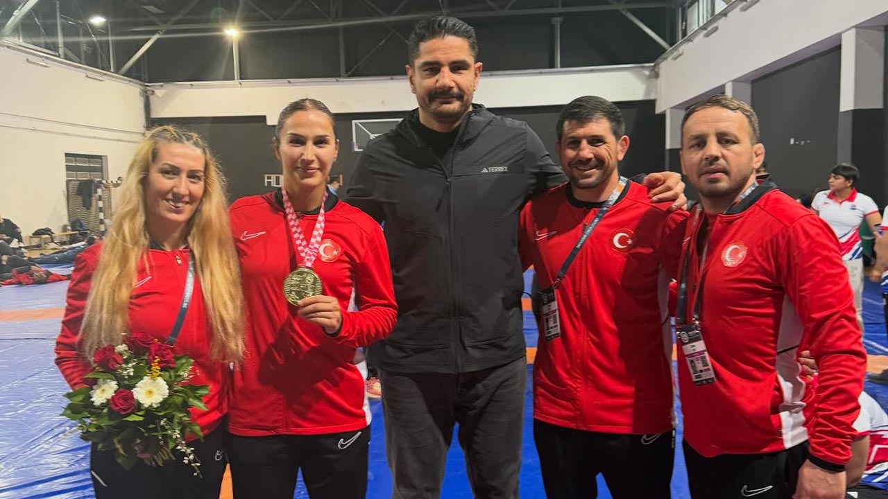 Minderin Kraliçesi Altın Madalya Ile Tarih Yazdı (1)