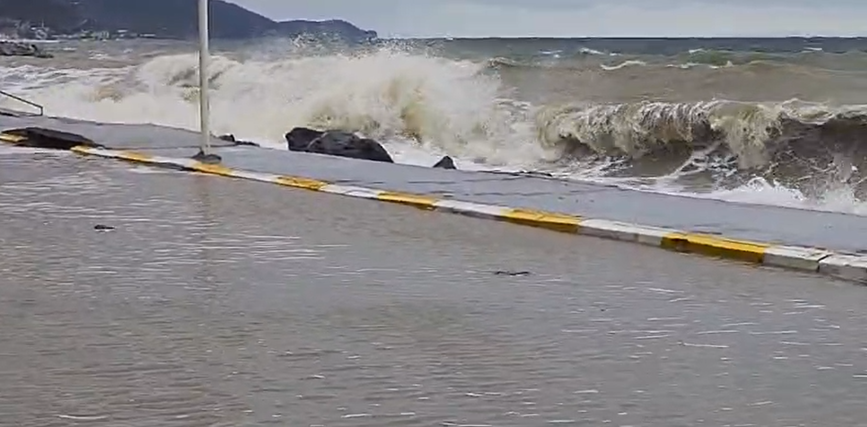 Şiddetli Fırtına Esenköy Sahillerini Vurdu (3)