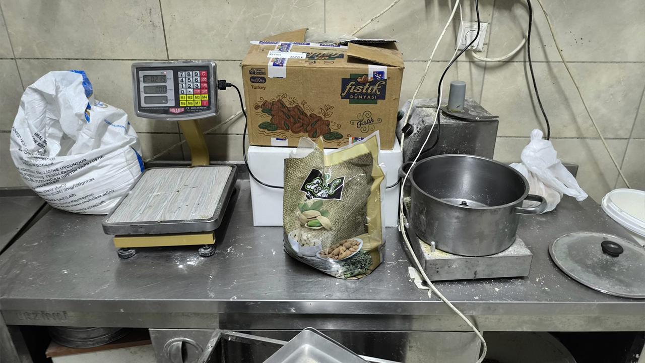 Tatlı Hamurunu Ayağıyla Çiğnedi (5)